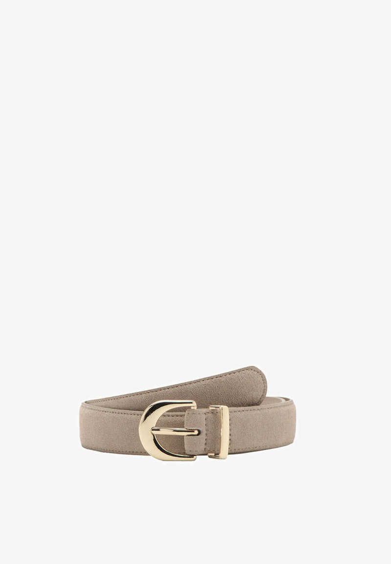 Ceinture en daim taupe enroulée avec une boucle arrondie dorée brillante et un passant de ceinture doré assorti sur fond blanc.