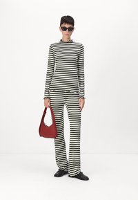 Mads Nørgaard STRIPE LONNIE PANTS - Pantalon classique - rosin/vanilla ice