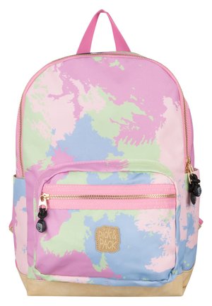 Multicolore rugzak met een abstract patroon in roze, groen en blauw, gemaakt van duurzaam stof met een voorvak met rits en een tan basis.