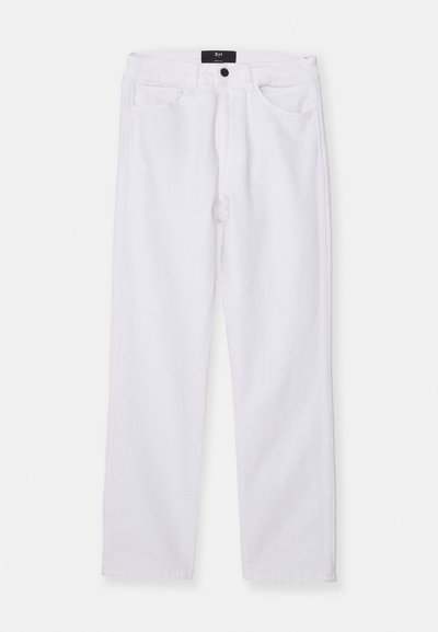 Λευκά denim τζιν με ίσια γραμμή, πέντε τσέπες και κλείσιμο με κουμπί μπροστά. Διαθέτουν λεία υφή και εμφανείς ραφές.