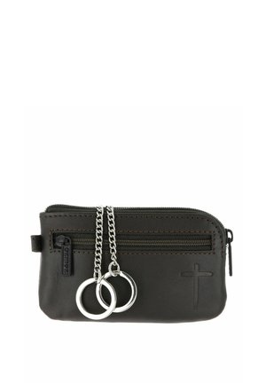 Porte-clés compact en cuir noir avec poche avant zippée, double anneaux clés argentés sur chaînes, et détail croix embossée dans le coin.