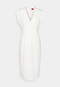 Vit ärmlös klänning med V-hals och strukturerad liv. Designen har en figursydd silhuett och en knälång fåll.