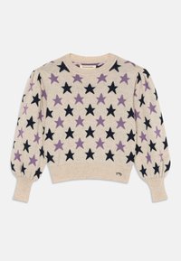 Strikkegenser i beige med svart og lilla stjernemønster, ribbestrikkede mansjetter og nederkant. Har puffermer for ekstra volum.