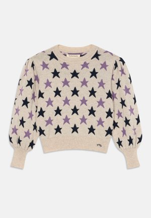 Pletena pulover v bež barvi z črnim in vijoličnim zvezdastim vzorcem, z rebrastimi manšeti in robom. Ima napihnjene rokave za dodano prostornino.