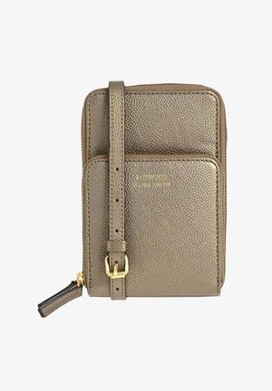 Petit portefeuille en cuir doré métallisé avec poche avant, fermeture à glissière, sangle ajustable et boucle dorée.