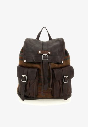 Zaino in pelle marrone con finitura testurizzata, dettagli in lana scozzese, due tasche frontali e particolari in metallo argentato.