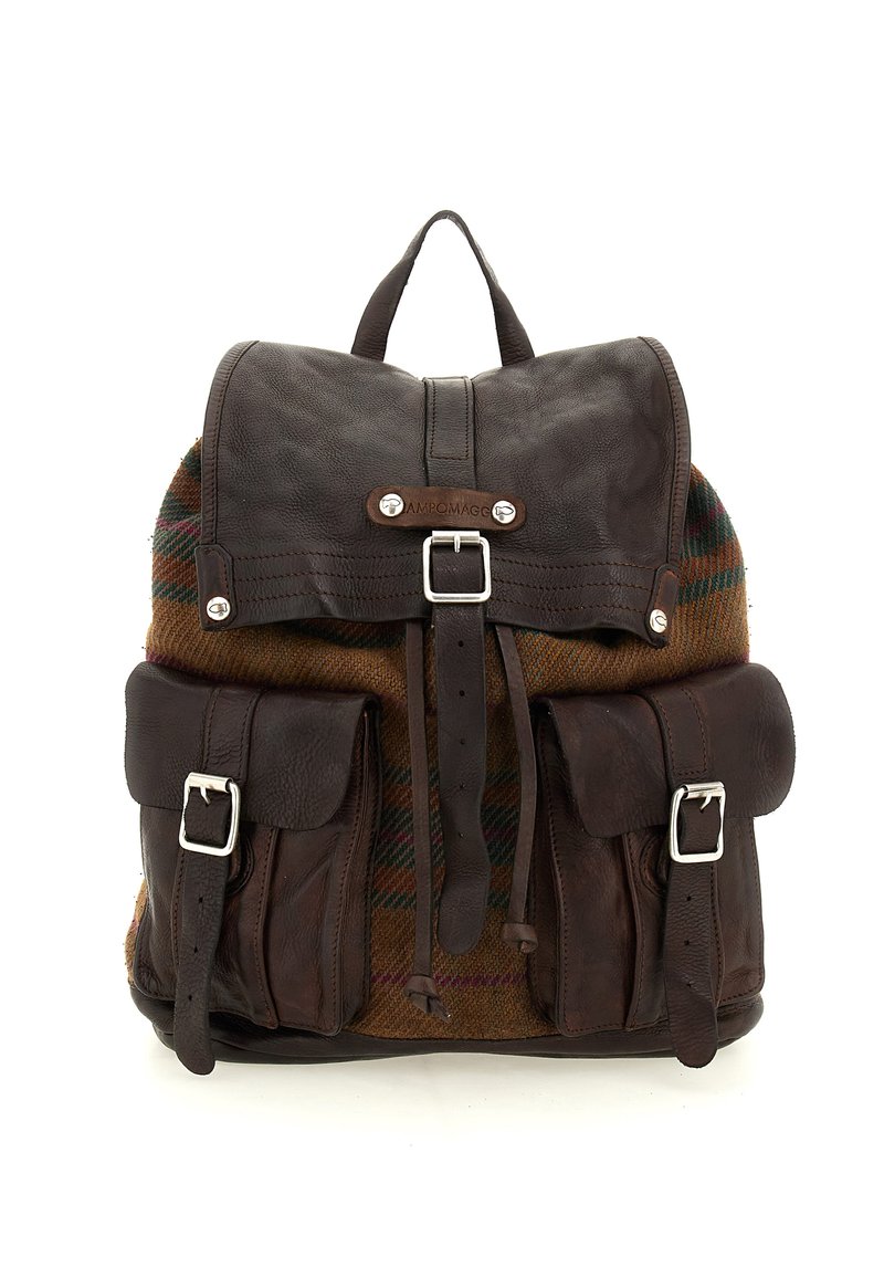 Zaino in pelle marrone con finitura testurizzata, dettagli in lana scozzese, due tasche frontali e particolari in metallo argentato.
