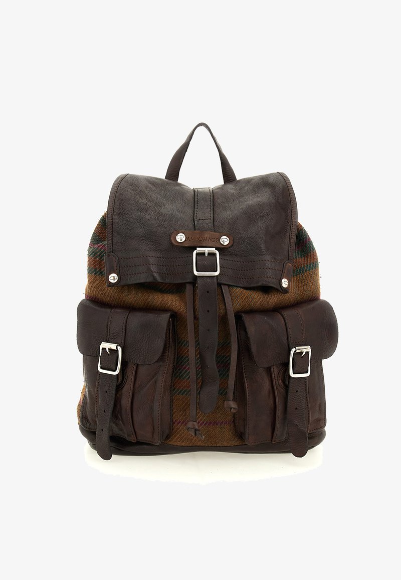 Zaino in pelle marrone con finitura testurizzata, dettagli in lana scozzese, due tasche frontali e particolari in metallo argentato.