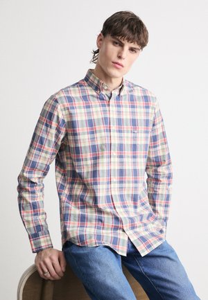 Karierte Button-Down-Hemd aus mehrfarbigem Baumwollstoff mit roten, blauen, grünen und gelben Kästchen; klassischer Kragen und lange Ärmel.