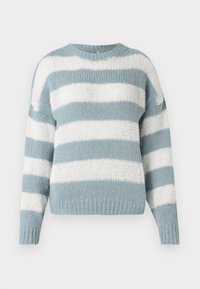 Chunky strikkegenser med horisontale brede striper i lyseblått og hvitt, med lange ermer og rund hals.