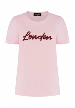 Lichtroze T-shirt met korte mouwen en een ronde hals, met textuurrijke bordeauxrode tekst "London" over de borst.