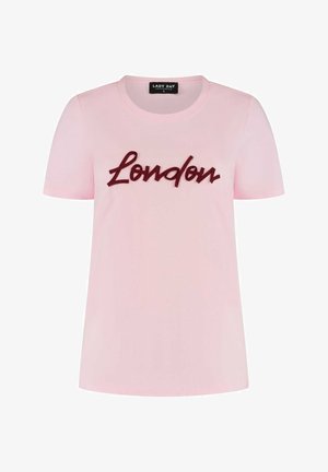 Lichtroze T-shirt met korte mouwen en een ronde hals, met textuurrijke bordeauxrode tekst "London" over de borst.