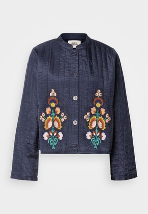 Chaqueta acolchada en azul marino con bordado floral en naranja, amarillo y verde. Tiene un cuello redondo y cierre de botones en la parte delantera.
