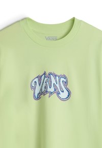 Camiseta de manga corta de color verde claro con un cuello redondeado que presenta un logotipo estilizado en azul y púrpura de "VANS" en el frente.