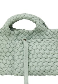 Borsa intrecciata di colore verde menta con manici superiori arrotondati, superficie texturizzata e una pochette zip removibile sulla parte anteriore.