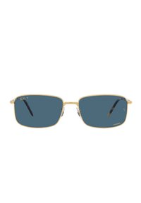 Occhiali da sole con montatura in metallo dorato e lenti blu rettangolari. Notabili i cuscinetti nasali trasparenti e le aste delle tempie con accenti neri. Presentano il marchio "CHROMANCE".