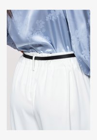 Non sélectionné, white