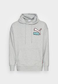 Grå hættebluse med snøre i hætten, kængurulomme og broderet Puma-logo i pink og teal på brystet. Blødt fleece-materiale.