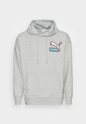 Grå hættebluse med snøre i hætten, kængurulomme og broderet Puma-logo i pink og teal på brystet. Blødt fleece-materiale.