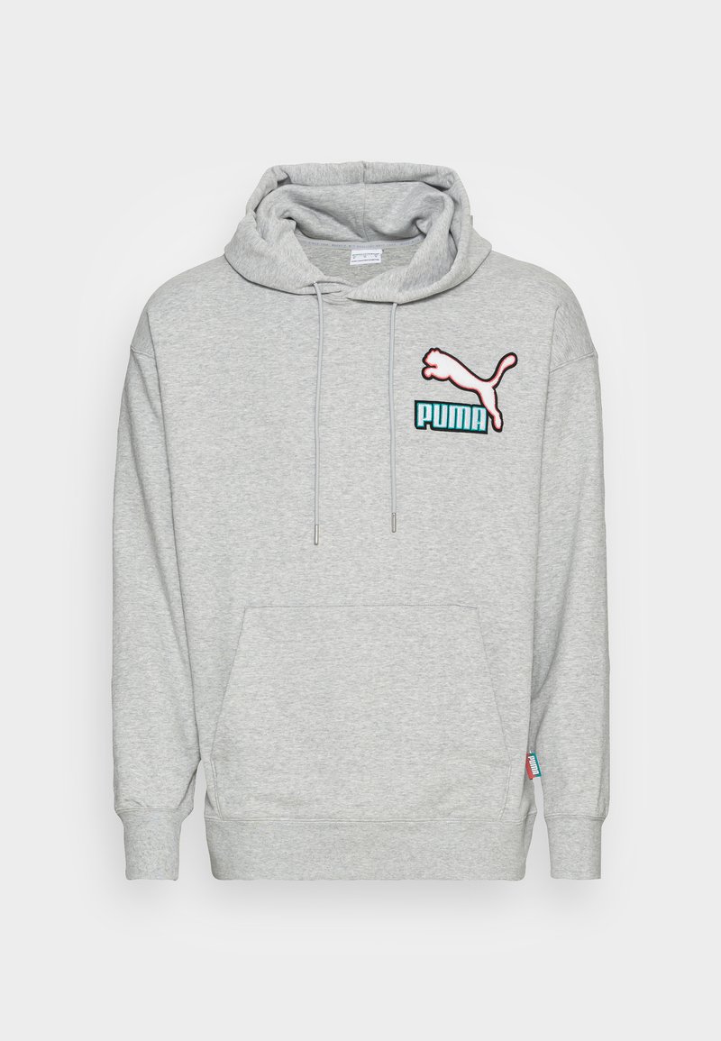 Grå hættebluse med snøre i hætten, kængurulomme og broderet Puma-logo i pink og teal på brystet. Blødt fleece-materiale.