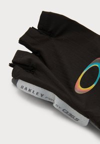 Guantes negros sin dedos hechos de un material ligero, con un logotipo circular colorido y una etiqueta que dice "OAKLEY PW BY Q36.5."
