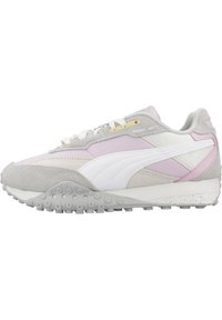 Zapatillas de deporte gris claro y rosa con materiales de gamuza y malla, que presentan una franja blanca, detalles en dorado y una suela de goma texturizada.