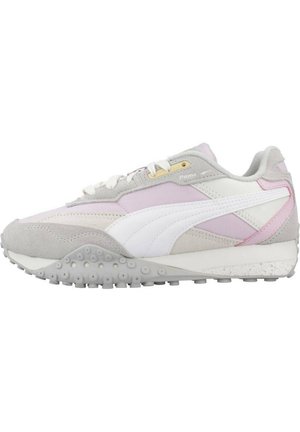 Zapatillas de deporte gris claro y rosa con materiales de gamuza y malla, que presentan una franja blanca, detalles en dorado y una suela de goma texturizada.
