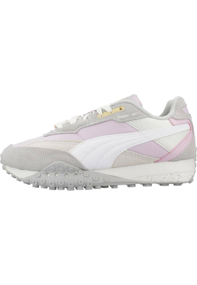 Zapatillas de deporte gris claro y rosa con materiales de gamuza y malla, que presentan una franja blanca, detalles en dorado y una suela de goma texturizada.