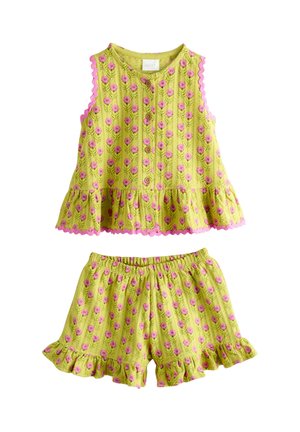 Ærmeløst grønt todelt sæt med pink blomsterprint, træknapper på toppen og flæsekant på både top og shorts.