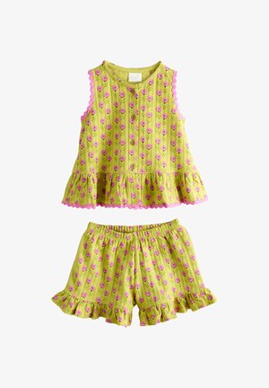 Ensemble vert sans manches deux pièces avec imprimé de fleurs roses, boutons en bois sur le haut et bords à volants sur le haut et le short.