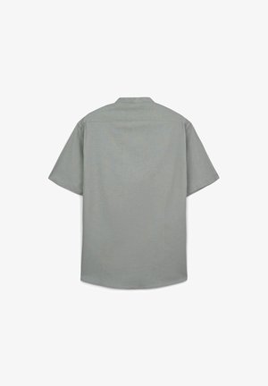 Camicia a maniche corte in tessuto grigio chiaro, con colletto classico e taglio dritto. Tessuto liscio con motivi minimi e senza decorazioni.