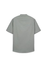 Kurzärmliges, kragenloses Hemd aus leicht grauem Material mit subtiler Textur. Verfügt über einen geraden Saum und eine zentrale Rückenpasse.