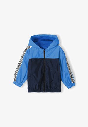 Plava i mornarsko plava lagana jakna s kapuljačom, koja ima elastične manžetne, prednji zip i kontrastne bočne pruge s detaljem teksta.