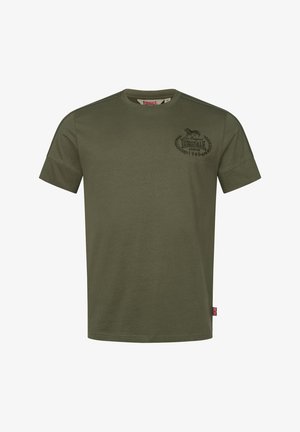 Oliwkowa bawełniana koszulka z okrągłym dekoltem, krótkimi rękawami i wytłoczonym logo na piersi. Posiada boczną metkę z flagą Wielkiej Brytanii.