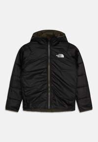 Czarna, ocieplana kurtka z kapturem, z pikowanym wzorem, suwakiem z przodu oraz oliwkowym podbiciem. Logo na górnej lewej części klatki piersiowej.