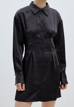 Schwarzes Satinhemdkleid mit langen Ärmeln, Knopfleiste und tailliertem, strukturiertem Bund. Glatte Textur und klassischer Kragenstil.