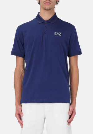 Polo shirt blu navy realizzato in tessuto liscio, dotato di colletto classico, chiusura a tre bottoni e logo bianco sul lato sinistro del petto.