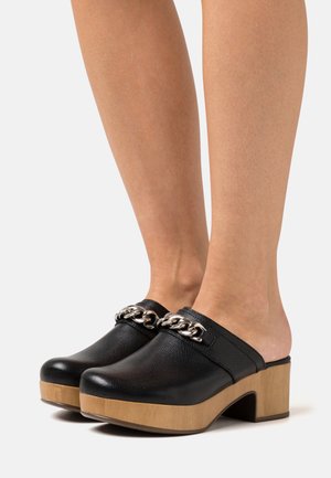 WONDERS Clogs - black