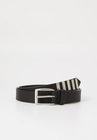 Ceinture en cuir noir avec une boucle en métal argenté et un design cranté à l'extrémité. Caractérisée par une texture lisse et une longueur ajustable.