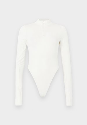 Garās piedurknes baltā bodijs ar augstu apkakli un priekšējo rāvējslēdzēju, kas izceļas ar piegulošu piegriezumu un minimālistisku dizainu. Gluda auduma tekstūra.