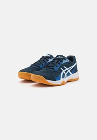 Meriharmaat ja siniset urheilukengät, joissa on verkkotekstuuri, valkoiset yksityiskohdat ja kumipohjat. Varustettu nauhakiinnityksellä ja pehmustetulla kantapäällä.