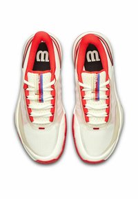 Zapatillas deportivas blancas con acentos rojos. Parte superior de malla, cuello acolchado y suela de goma. Presenta logo y un sistema de cordones detallado.