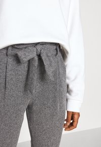 Vero Moda Kalhoty - mottled grey