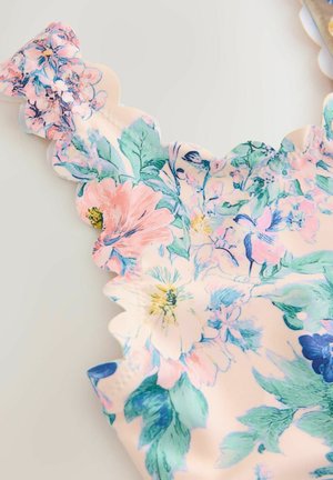 Tkanina za kupaći kostim s cvjetnim uzorkom koja ima pastelno ružičastu pozadinu s plavim i zelenim cvjetnim uzorcima i valovitom ivicom. Glatka tekstura.