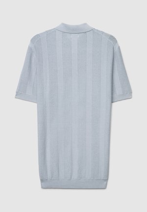 Hellblaues Poloshirt mit kurzen Ärmeln und einem strukturierten, gestrickten Muster mit vertikalen Streifen sowie einem gerippten Kragen und Saum.
