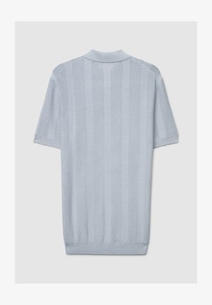 Hellblaues Poloshirt mit kurzen Ärmeln und einem strukturierten, gestrickten Muster mit vertikalen Streifen sowie einem gerippten Kragen und Saum.