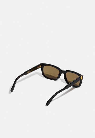 Schwarze rechteckige Sonnenbrille mit braunen getönten Gläsern, ausgestattet mit schlanken Kunststoffrahmen und goldenen Akzenten an den Tempeln.