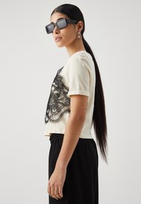 ONLY Petite ONLLUANA TEE - Marškinėliai su spaudiniu - bone white