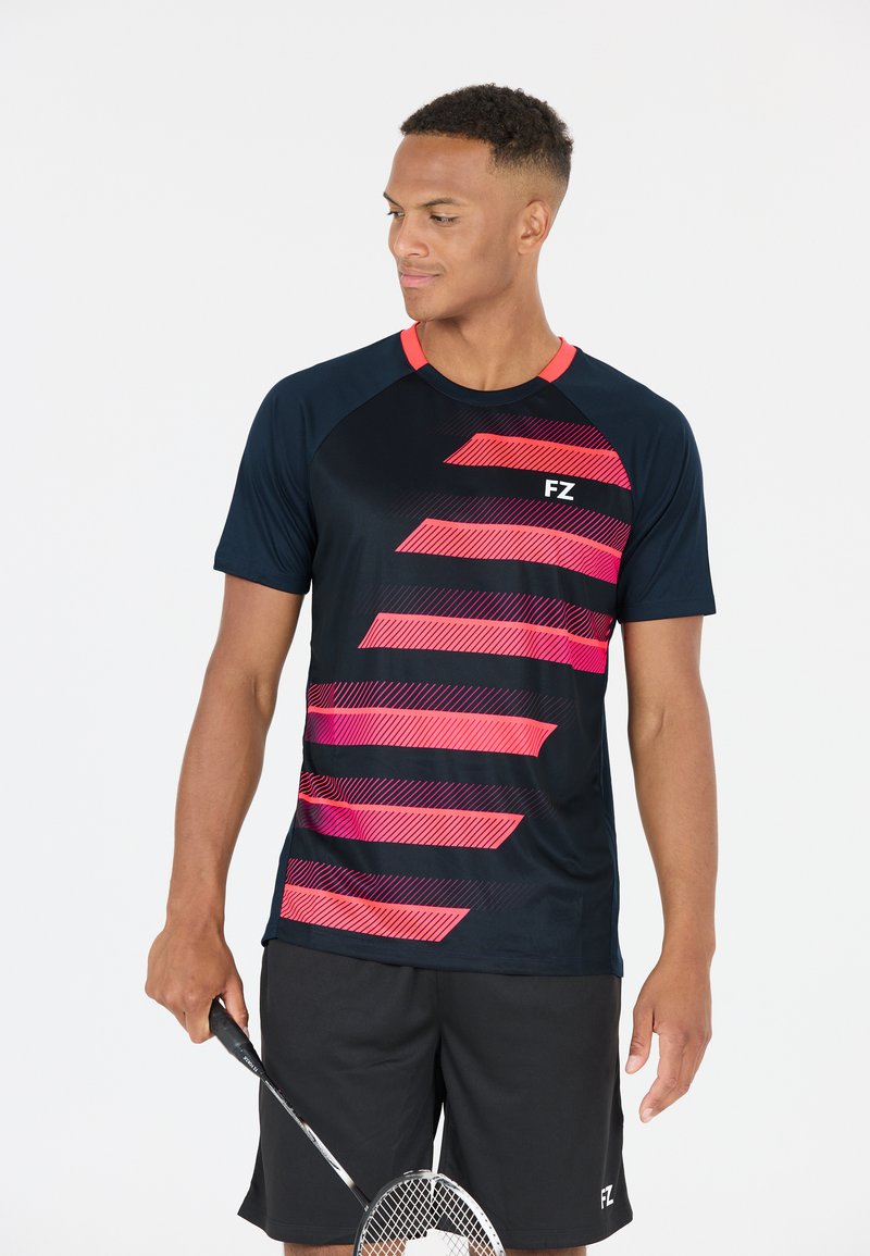 Svart idrottströja med rosa snedstrimmor, korta ärmar och röd krage. Bärs med svarta shorts; håller en badmintonracket.