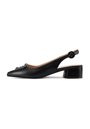 Scarpa slingback in pelle nera con punta affusolata, caratterizzata da un elemento decorativo testurizzato e un tacco a blocco basso. Chiusura con bottone regolabile sulla fascetta.